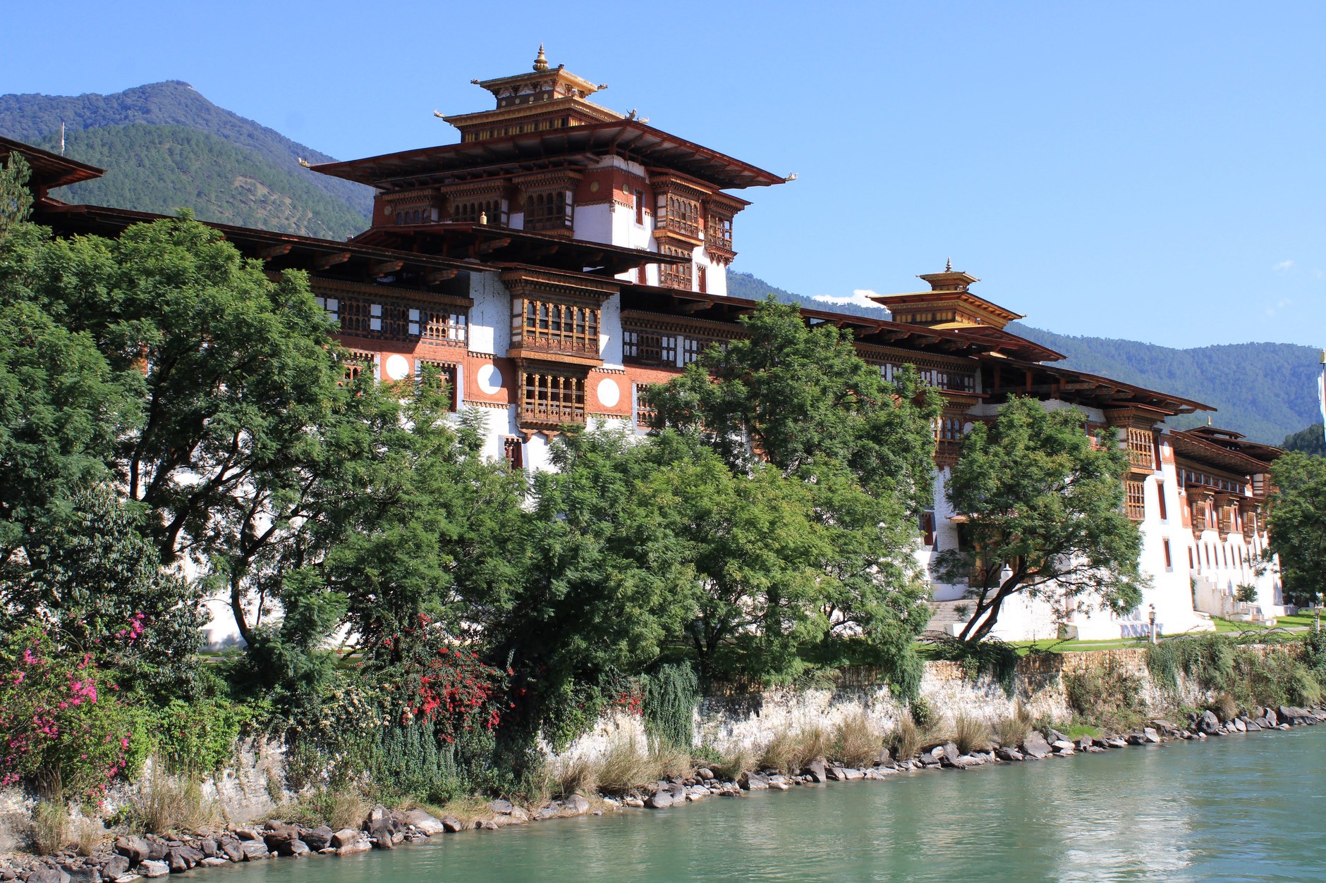 The whitewashed fortress of Punakha Dzong situated at the scenic confluence of Pho Chhu and Mo Chhu rivers
