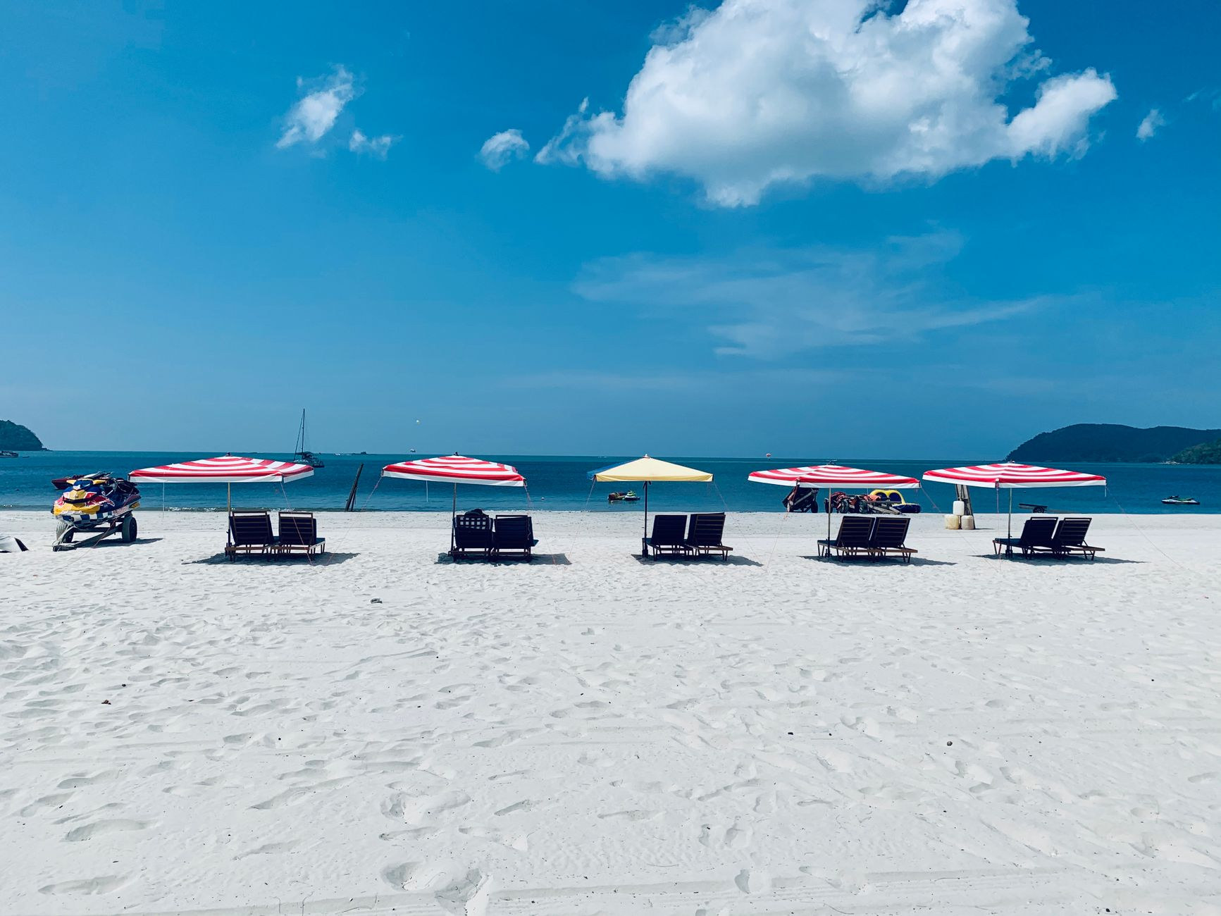 Peaceful white sand beach and turquoise water in Langkawi