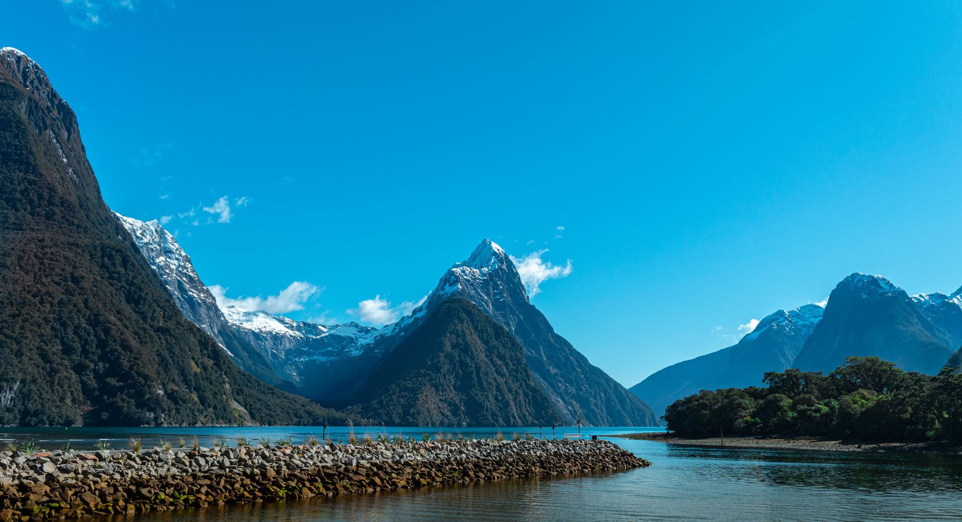 Towering peaks and dramatic cliffs of Milford Sound