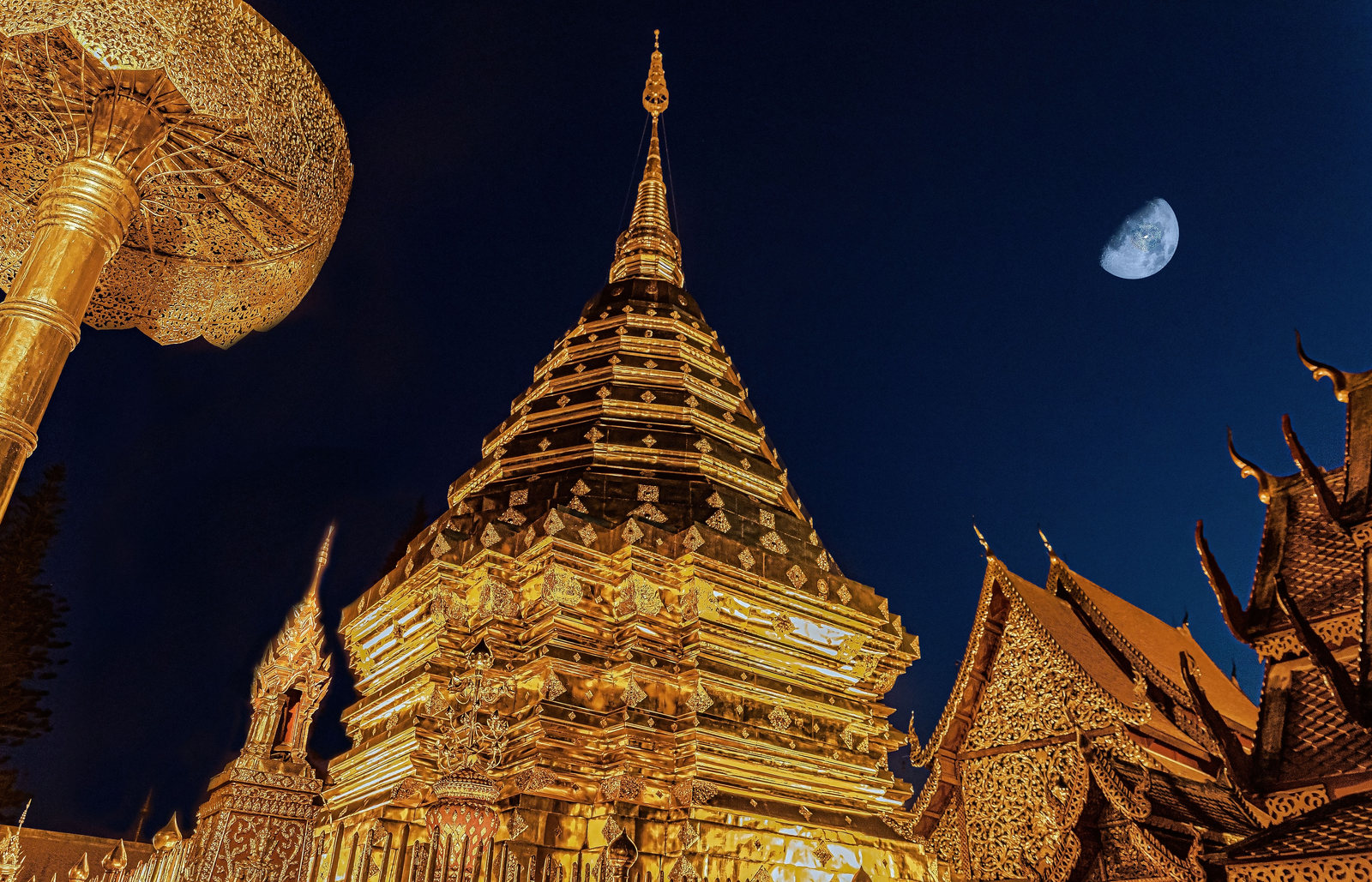 Golden chedi at Wat Phra That Doi Suthep illuminated at night