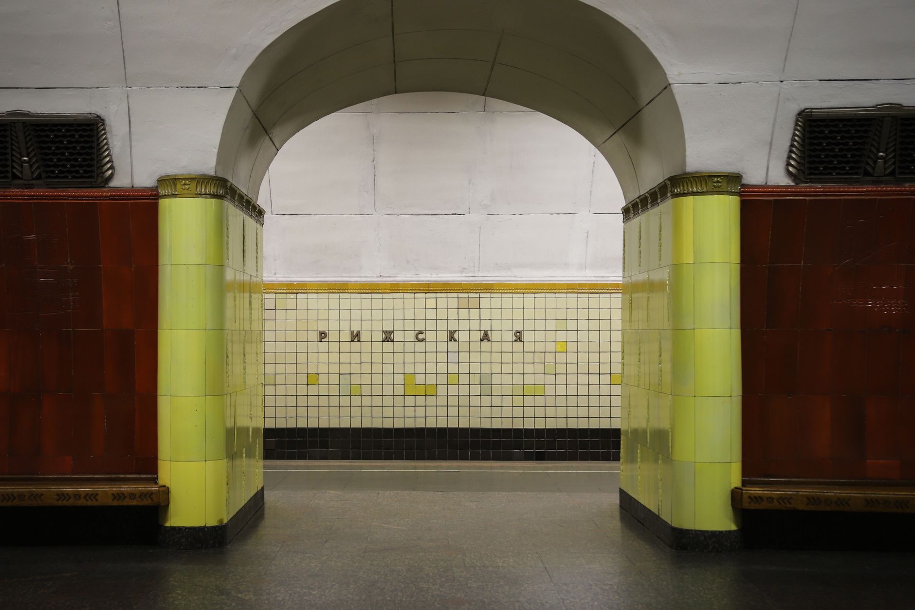 Grand vaulted arches, chandeliers, and marble columns inside a palatial Moscow Metro station