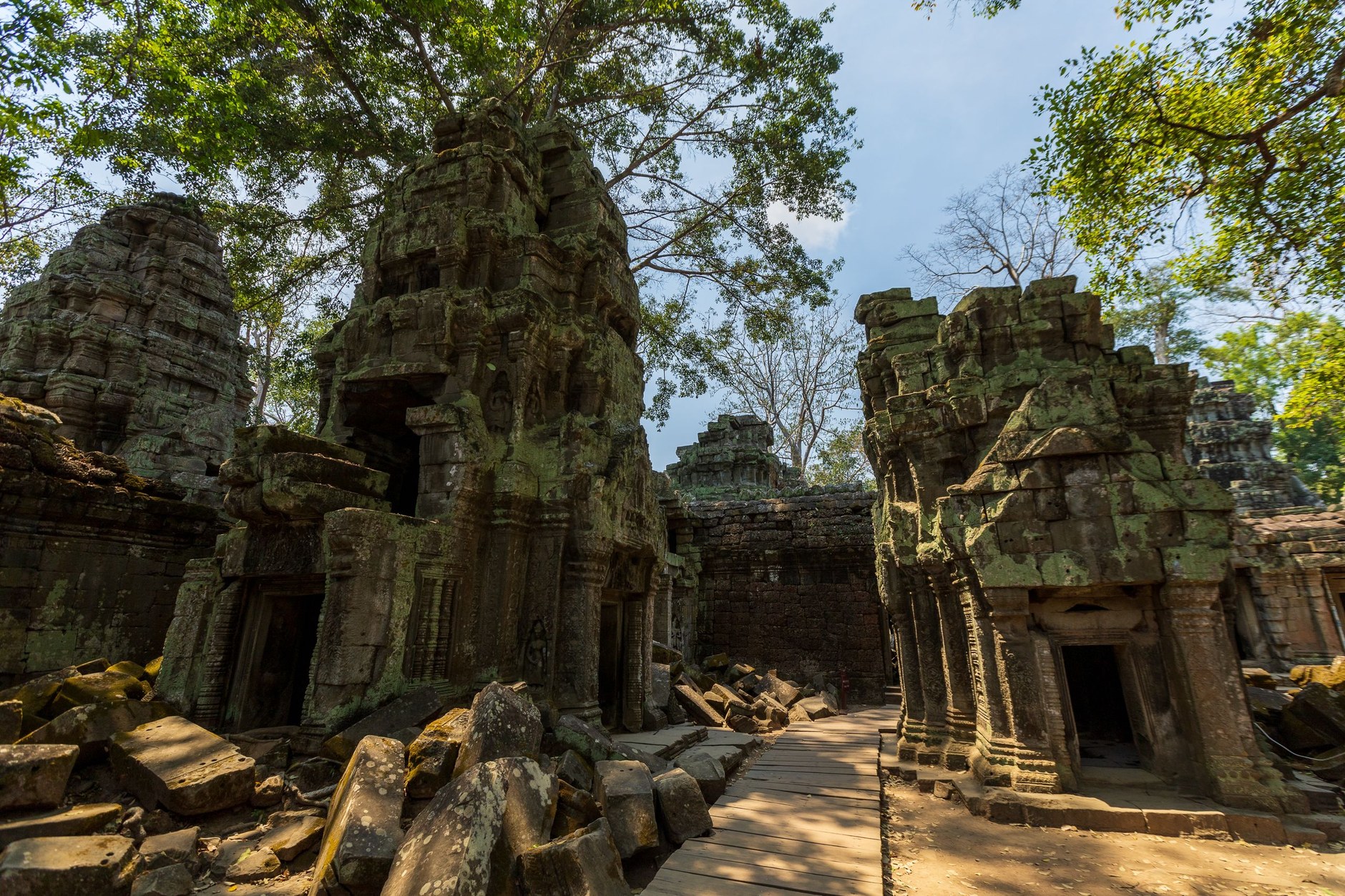 Overgrown historic stone ruins and ancient cannons among tropical jungle on Bunce Island